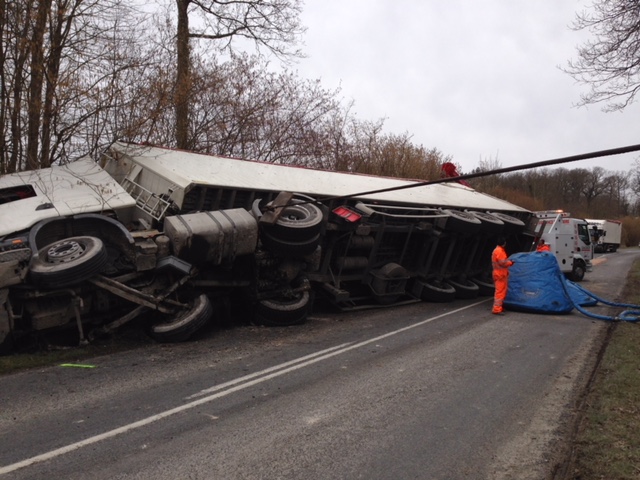 poids lourds renversés